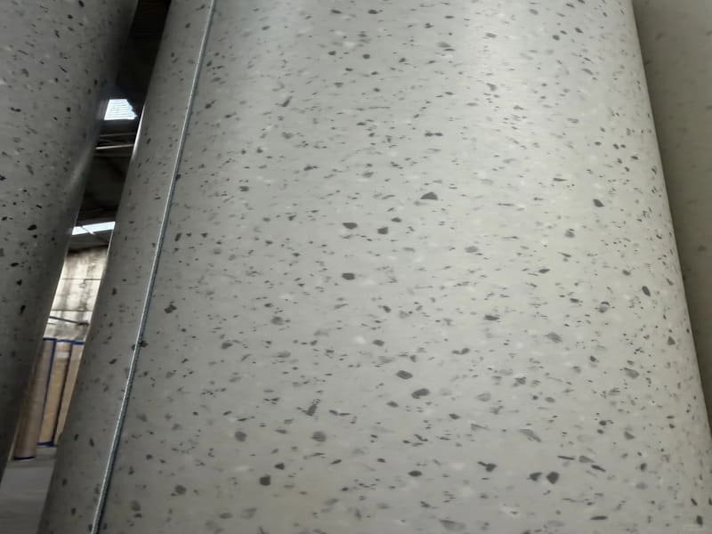 Armazenamento de pavimentos em PVC no armazém entre remessas